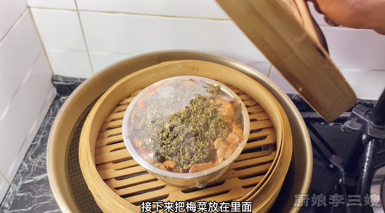 简单又好吃的梅菜扣肉的制作方法,上锅蒸熟