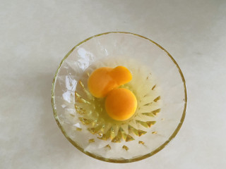 秋葵鸡蛋卷,鸡蛋打入碗中加入少许盐