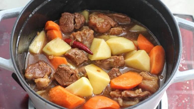 红烧羊肉煲,放入土豆和胡萝卜继续炖15-20分钟。
