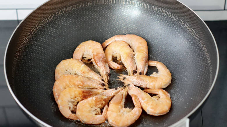 马蹄彩椒炒虾,海虾煎熟出虾油盛出。