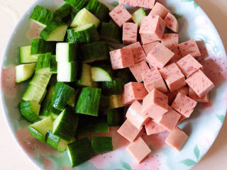 黄瓜烧豆腐,准备好黄瓜、午餐肉切块儿待用。
