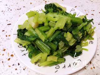 杂炒蔬菜,芹菜沥干水分，切段