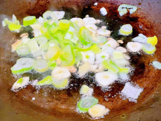 白菜烩小酥肉,锅中倒入底油加热放入葱姜蒜爆香