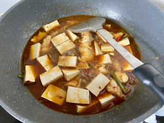 红烧草鱼块,加入豆腐煮开