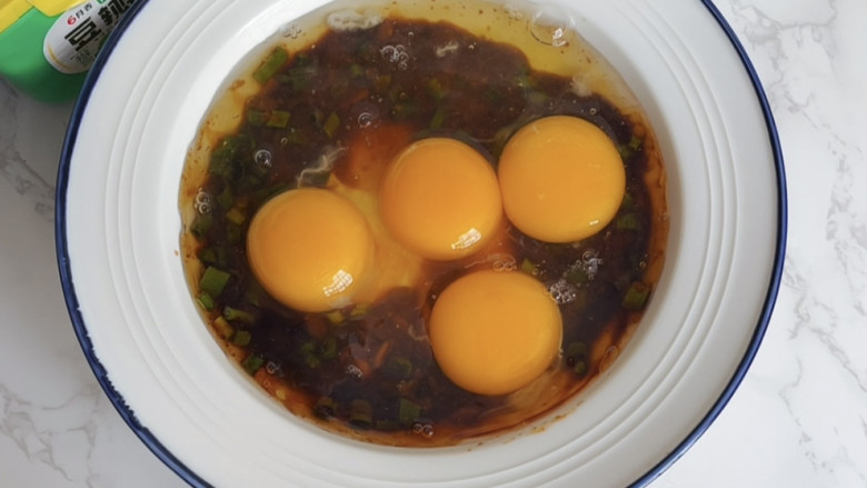 酱卧鸡蛋,再倒入鸡蛋，放入锅里蒸制10分钟