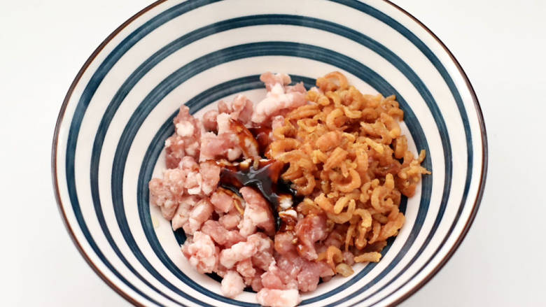 洋葱海米小馄饨,加入泡好的海米。