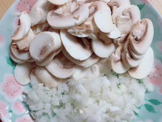 蘑菇鸡肉浓汤,搅拌均匀即可出锅了。