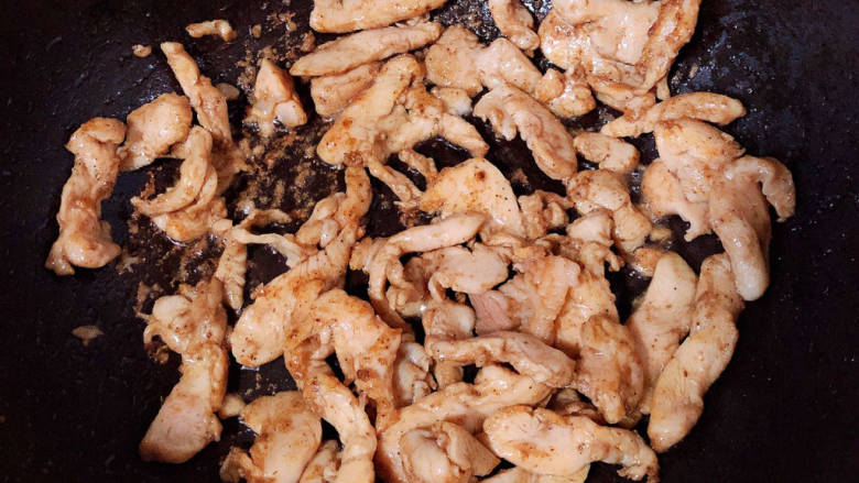 小炒鸡脯肉,锅中倒入油，加热至五成热，放入鸡胸肉，炒至变色。