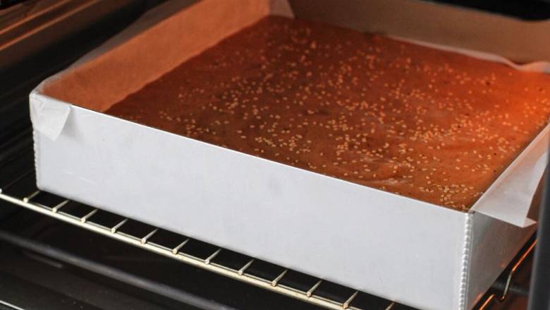红枣切糕,烤箱提前上下火160度预热，将烤盘放入中层烤约20分钟。