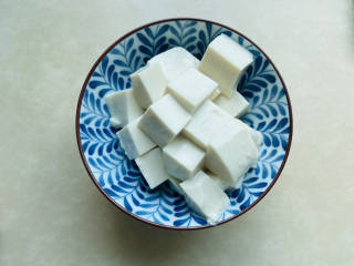 白果炖豆腐,嫩豆腐切块