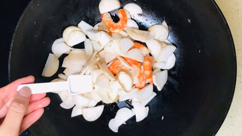 杏鲍菇炒虾仁,翻炒至蔬菜恹恹，撒入盐调味
