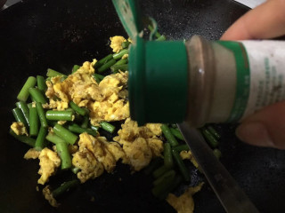 鸡蛋配蒜苔,撒上十三香调味