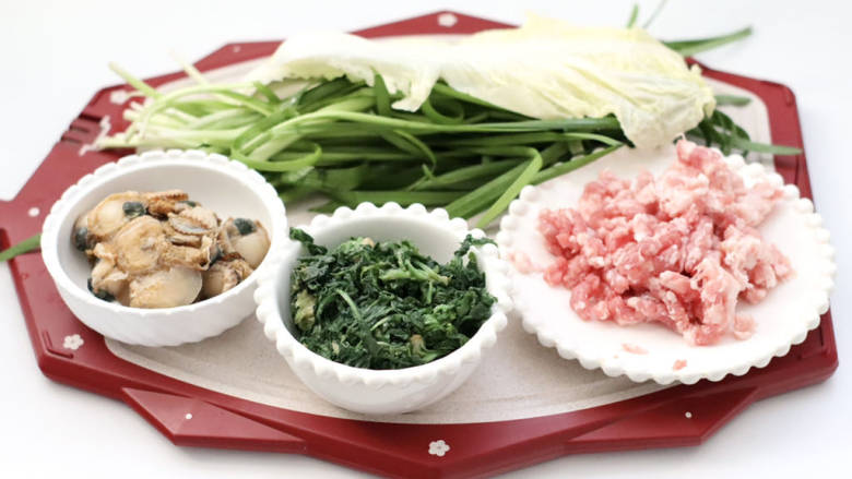 冬至饺子,首先备齐所有的食材，扇贝提前煮熟扒出肉，<a style='color:red;display:inline-block;' href='/shicai/ 126'>荠菜</a>绰水过凉水备用。