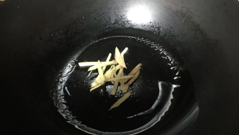 杏鲍菇炒虾仁,热锅倒油，下入姜丝