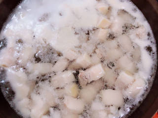 香菇卤肉饭,锅中倒入水，烧开锅放入五花肉煮去血水，捞出洗净待用。