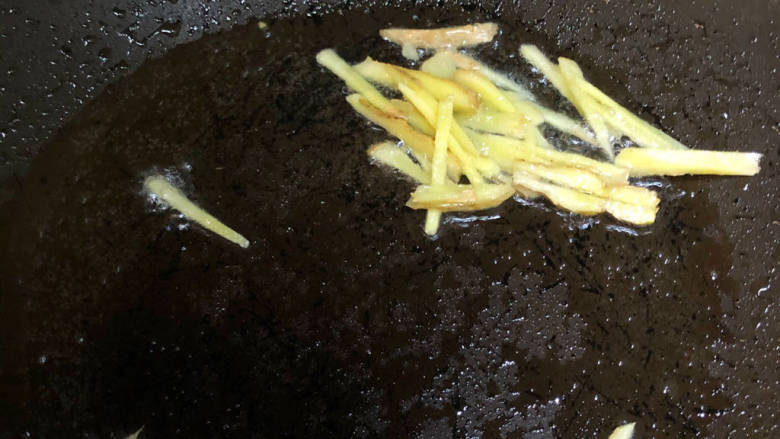 鸭杂冬瓜汤,开大火，锅里倒入适量的油，将姜丝放入翻炒