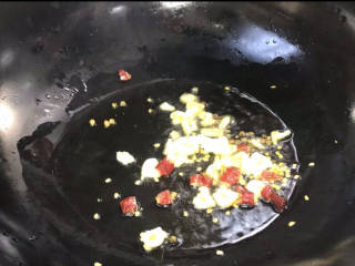 麻辣红菜苔,再放入干红辣椒碎和蒜末，炒出香辣味
