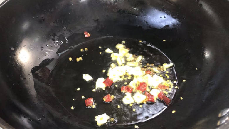 麻辣红菜苔,再放入干红辣椒碎和蒜末，炒出香辣味