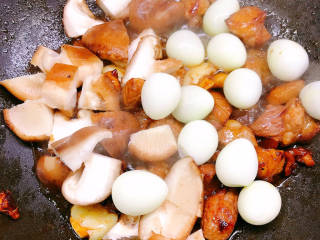 鹌鹑蛋红烧肉,放入香菇和鹌鹑蛋