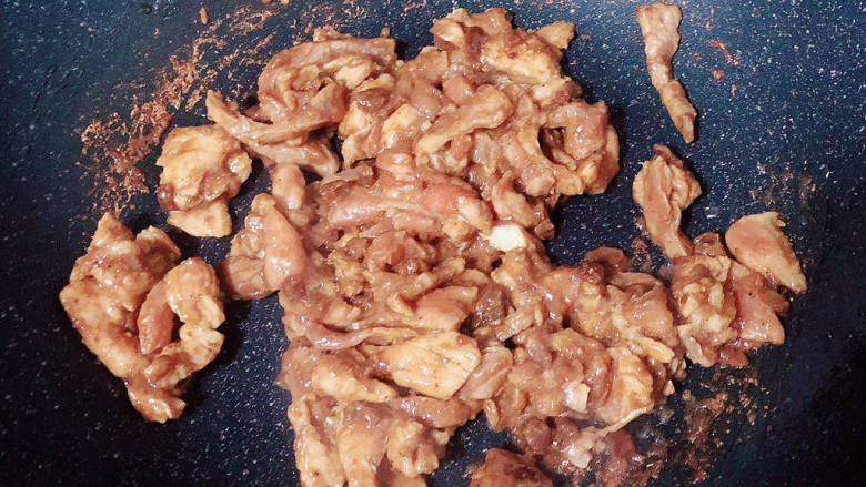 京葱炒肉丝,锅中倒入油，加热至五成热，放入肉丝翻炒均匀。