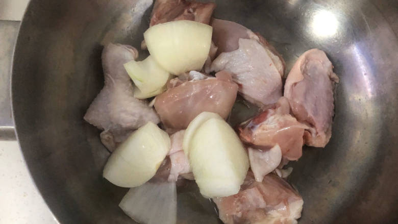 家常鸡块,洋葱和鸡块先下锅，翻炒出香味。