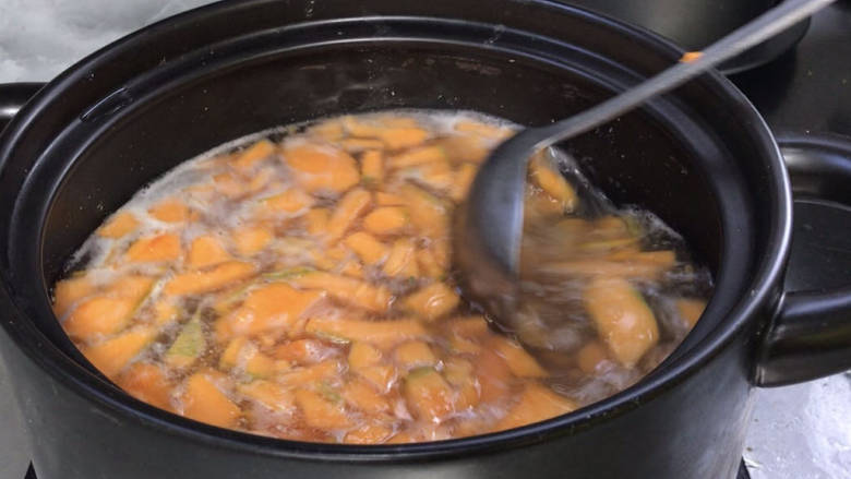 芹菜木耳双黄粥,放入砂锅中，搅拌均匀至沸腾