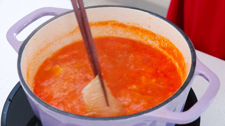 番茄炒鱼片,再把鱼片放入汤中烫熟
