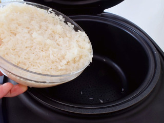 香菇板栗焖饭,将大米倒入电饭煲内胆