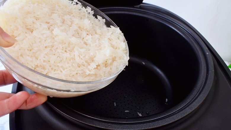 香菇板栗焖饭,将大米倒入电饭煲内胆