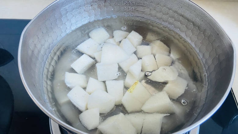 梨子炖肉,锅中加入适量清水放入梨