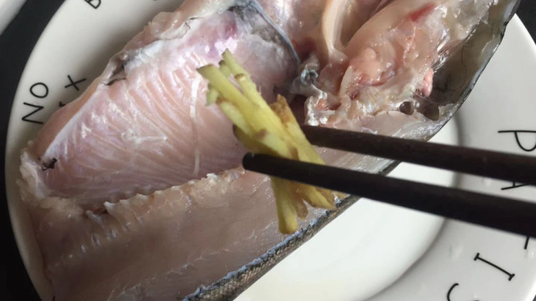 剁椒蒸鱼头,将鱼头放入盘中，加入姜丝