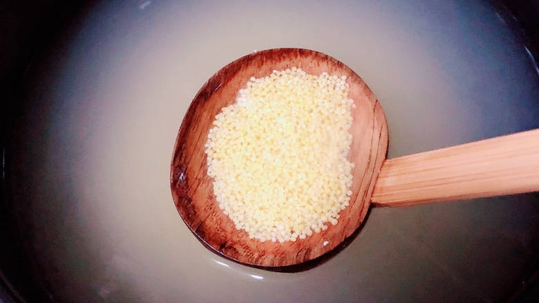 百合小米粥,砂锅中倒入水，下入小米。