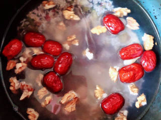桂圆红枣八宝粥,所有食材放入高压锅中，倒入适量水，盖盖儿选择豆按键，55分钟后即可煮熟。