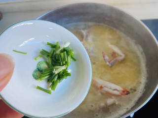 蟹肉粥,放入葱花搅拌均匀即可食用