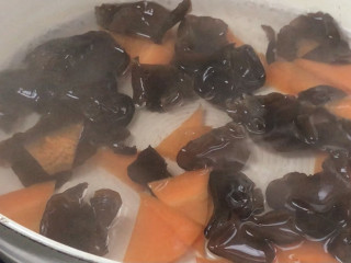 醋溜木须肉,起锅烧开水，放入胡萝卜和木耳，煮断生
