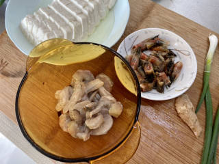 虾仁豆腐煲,虾头虾尾分开，虾头清洗沥水，虾仁剝壳，用刀片开，去除虾线洗净