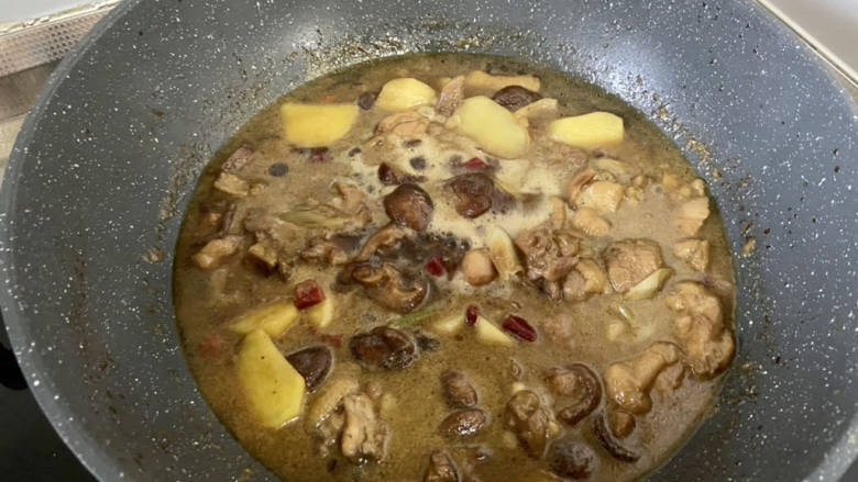 土豆香菇焖鸡,加入适量热水，沒过食材，煮开撇去浮末