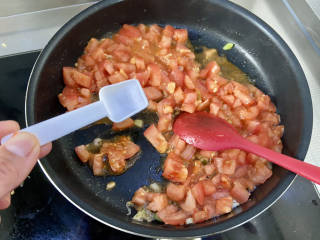 滑蛋牛肉➕番茄肥肉滑蛋,可以加入半茶匙食盐，加速番茄的出汁