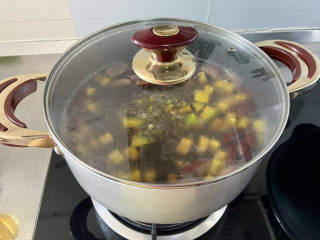 绿豆南瓜粥➕绿豆红枣南瓜粥,煮开后加盖小火炖煮20分钟