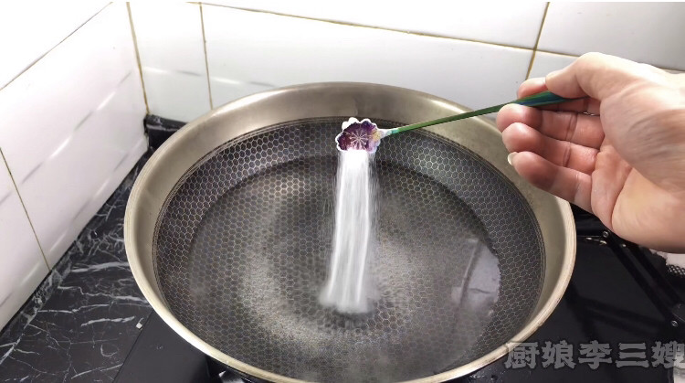 紫菜蛋花汤你做对了吗,锅中加入适量的清水加入盐