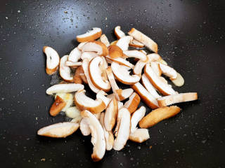 香菇肉片煲,加入香菇炒至变色