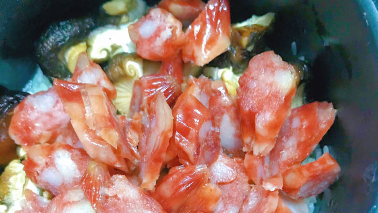 香菇板栗焖饭,在洗好的米上加入香菇腊肠