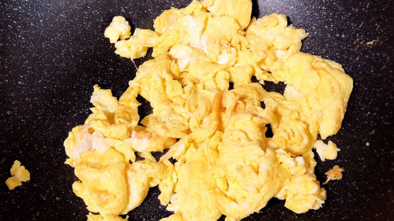南瓜炒鸡蛋,倒入蛋液翻炒均匀，炒好盛入碗中待用。