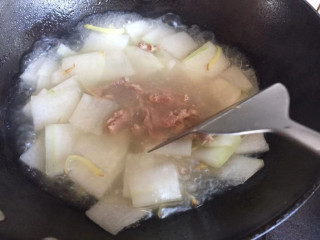 冬瓜瘦肉汤,倒入瘦肉丝，煮开