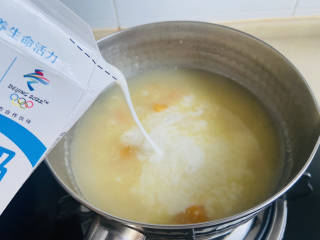 牛奶番薯粥,加入100ml纯牛奶