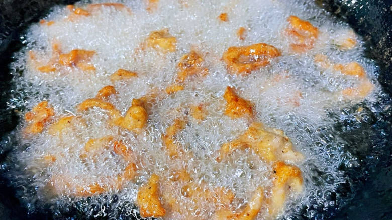 京葱炒肉丝,炸至肉丝漂浮上来成金黄色即可出锅