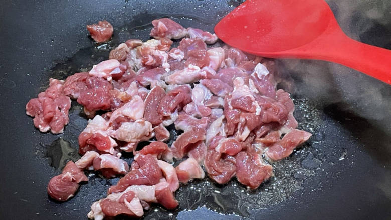 番茄炒牛肉,锅内倒入油，油热后倒入牛肉。
