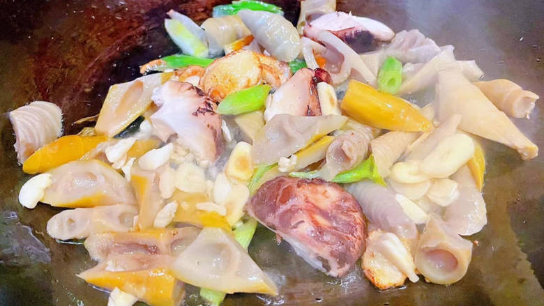 红焖牛肉煲,锅中倒入底油加热放入葱姜蒜爆香再放入花菇和笋炒出香味