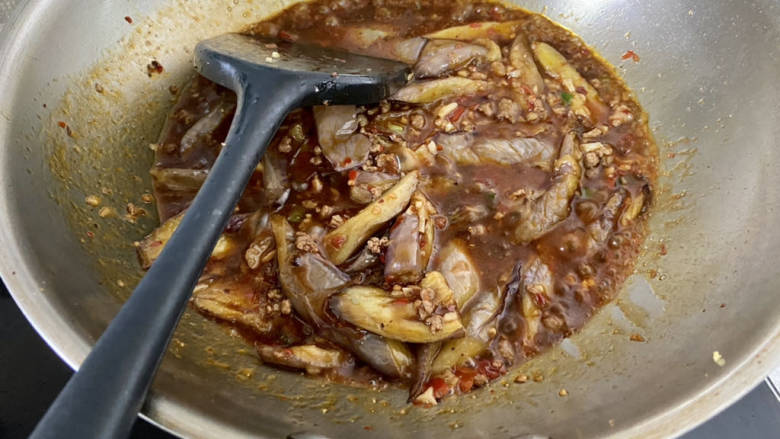 鱼香茄子盖饭,中大火煮一两分钟收汁到汤汁浓稠即可。喜欢汤汁拌饭的可以多留点汤汁