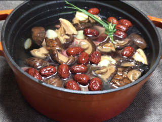 红枣香菇豚汤,放入炖锅中，加入多点清水，大火煮沸